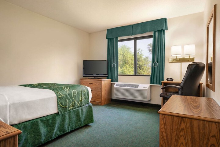 Room 8 of 16