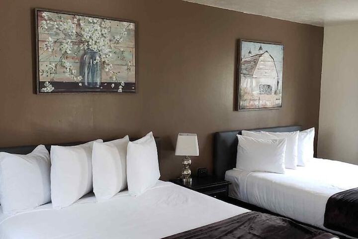 Lamplighter Cabins & Suites