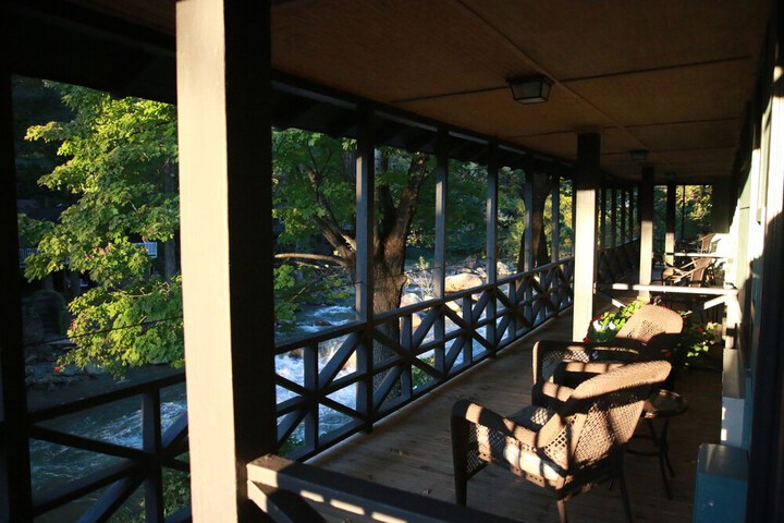 The Riverside Lodge at Chimney Rock