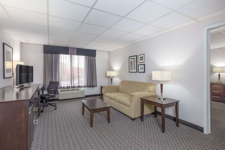 La Quinta Inn & Suites by Wyndham Clifton / Rutherford