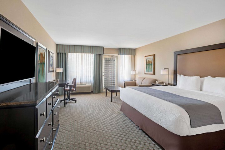 Room 28 of 65