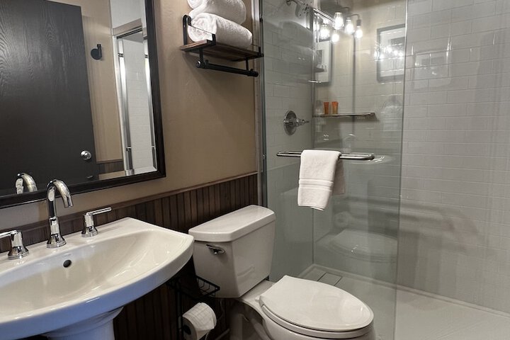 Room 11 of 25
