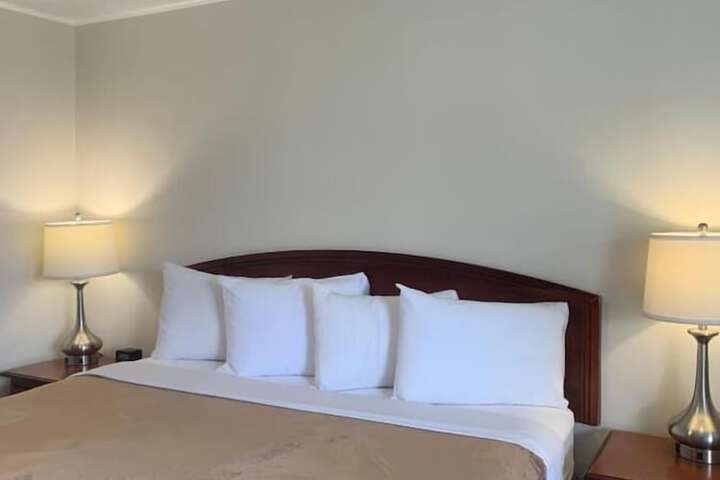 Room 6 of 8
