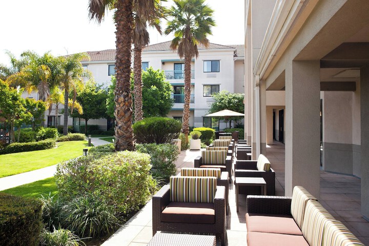 Courtyard by Marriott Oakland Airport