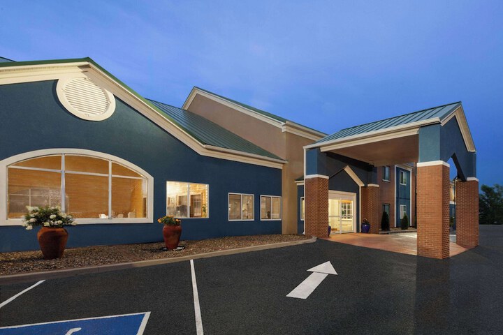 AmericInn by Wyndham Grinnell