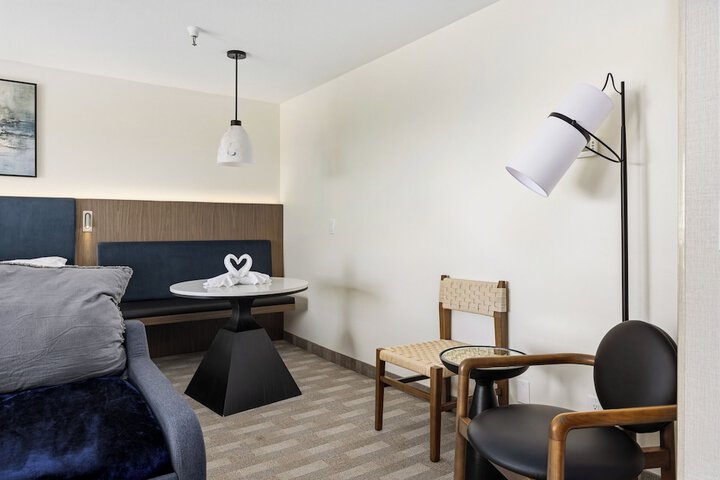 456 Embarcadero Inn & Suites