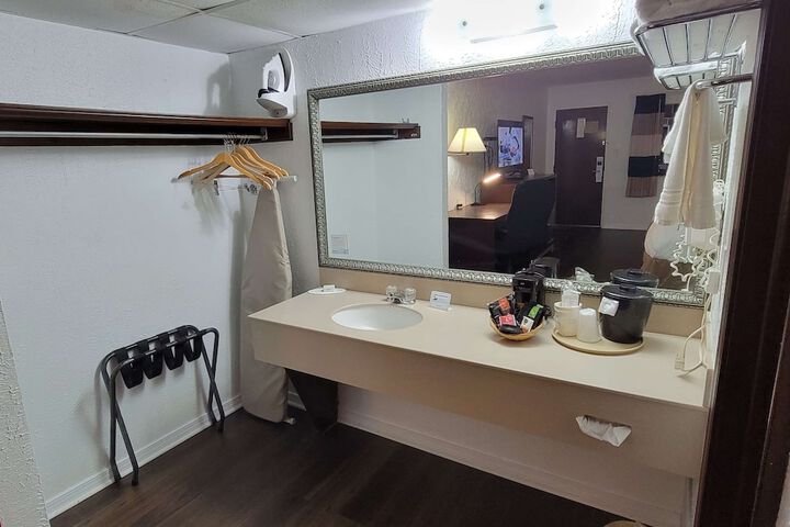 Room 42 of 137