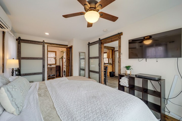 Hilltop Hideaway w / Scenic Views & Hot Tub!