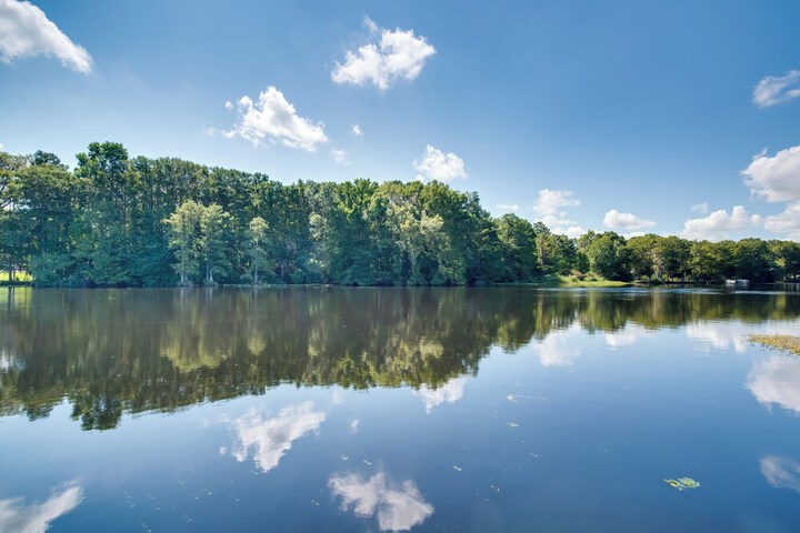 Docks + Balcony: Peaceful River Abode in Dunnellon