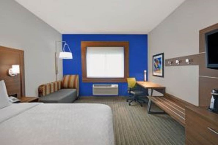 Holiday Inn Express & Suites Detroit Dearborn by IHG
