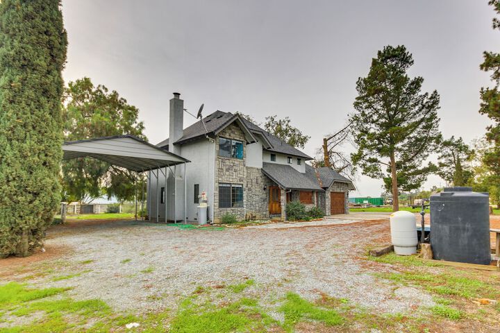 Pet-friendly Hollister Getaway w / Grill!