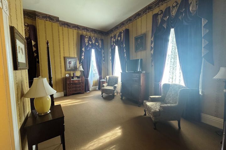 Room 21 of 142