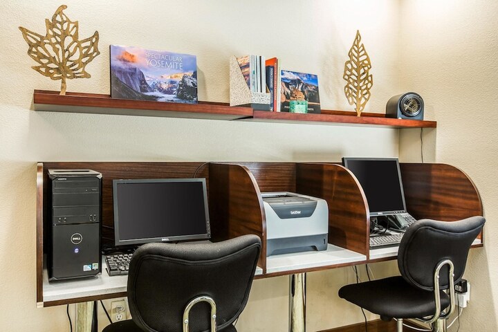 Business Center 31 of 31