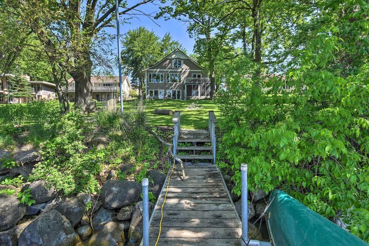 Pet-friendly Family Home Situated on Green Lake!
