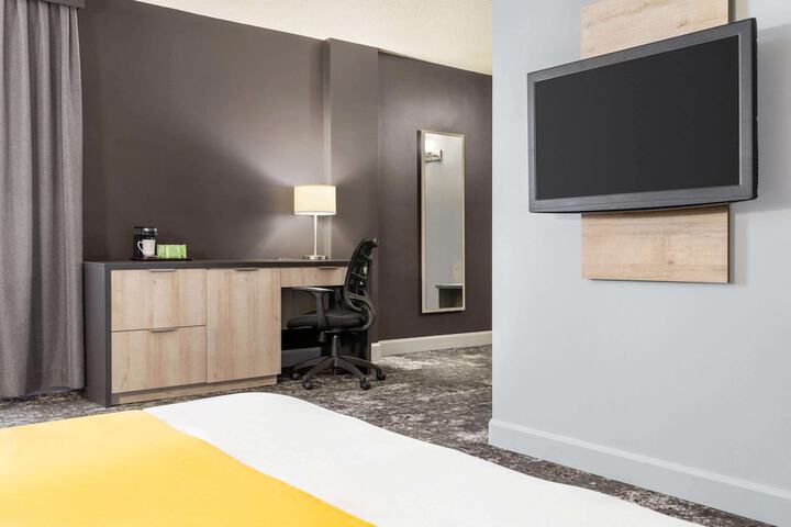 Room 28 of 35
