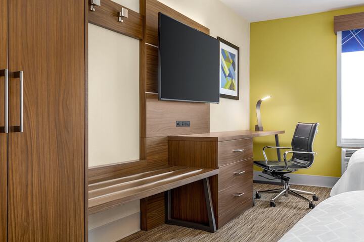 Holiday Inn Express & Suites Philadelphia - Mt. Laurel by IHG