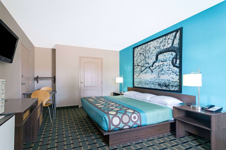 Room 10 of 17