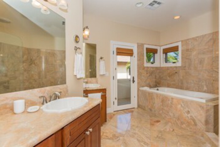Pineapple Hale - Four Bedroom Home