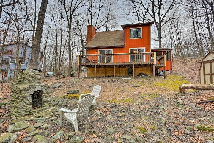 4 Mi to Tubing: Cozy Bushkill Cabin w / Deck!