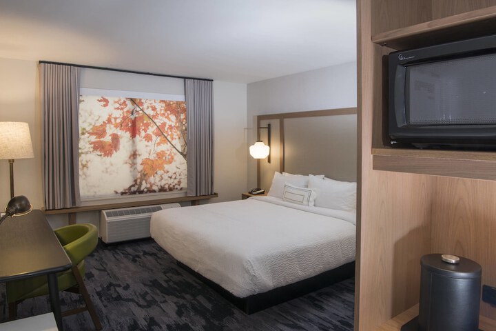 Room 17 of 28