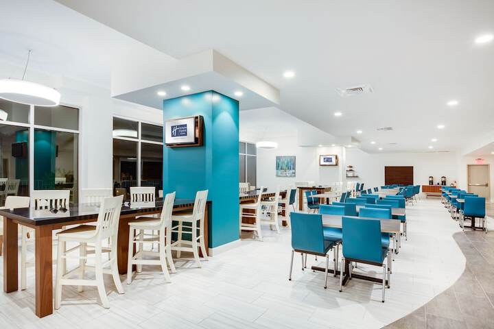 Holiday Inn Express & Suites Panama City Beach - Beachfront by IHG