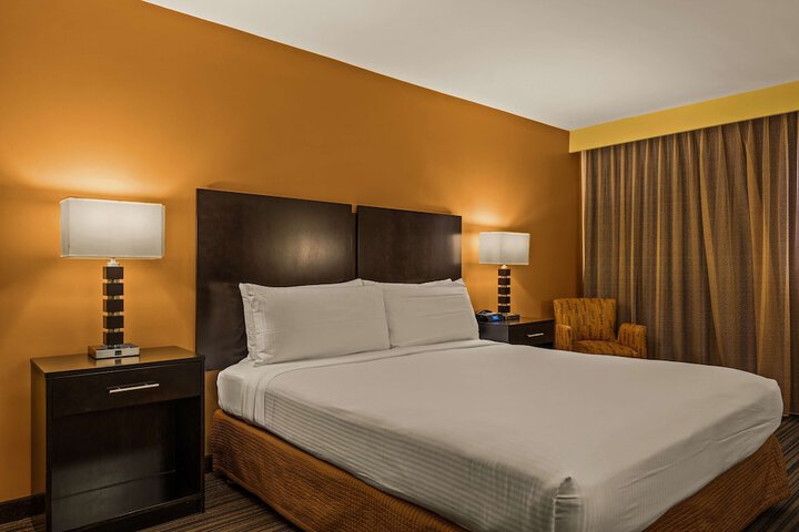 Best Western The Plaza Hotel Honolulu Airport - Free Breakfast
