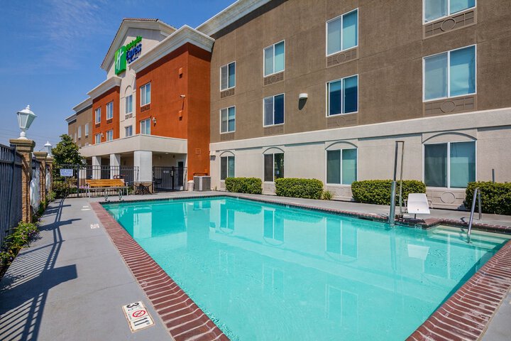 Holiday Inn Express and Suites Modesto by IHG