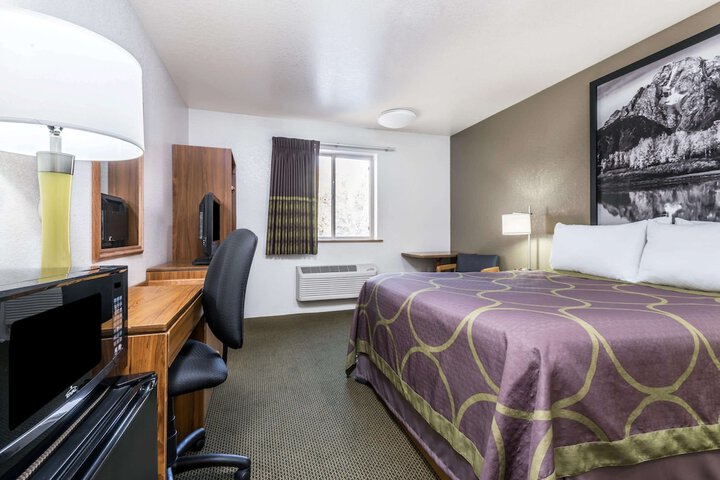 Room 9 of 16