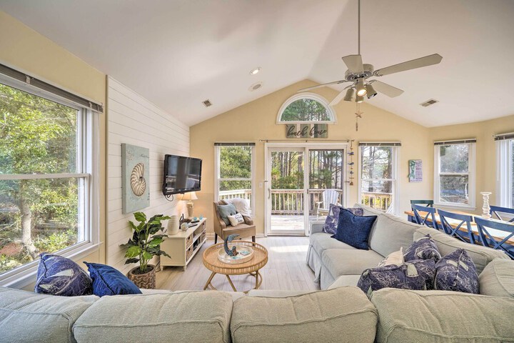 Coastal Home w / Community Pool 2 Miles to Beach!