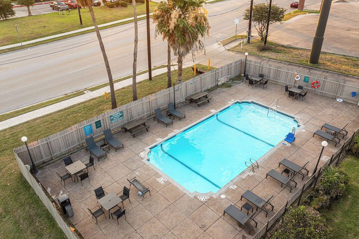 Pool 61 of 142