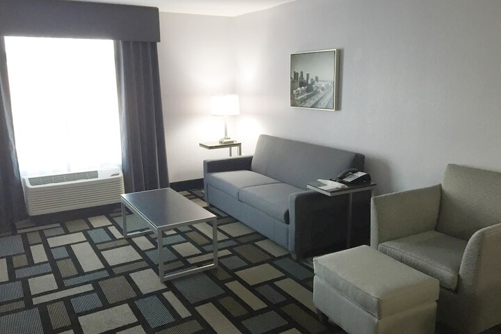 Best Western Plus Birmingham Inn & Suites