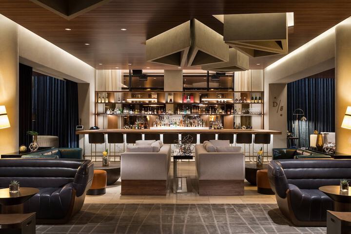 Lounge 88 of 102