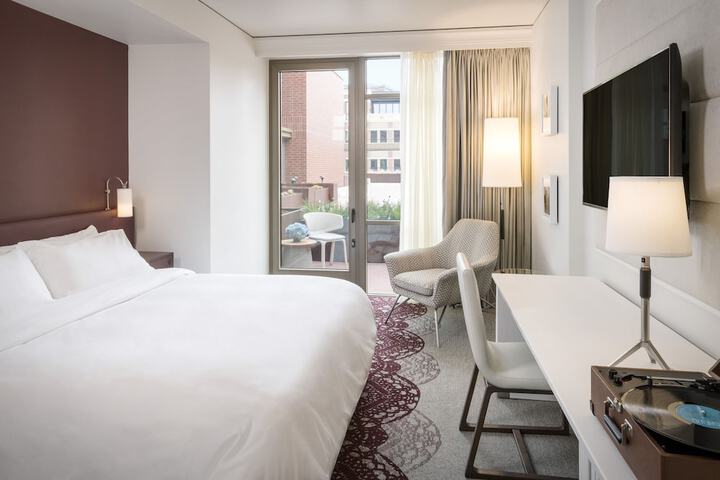 The Elizabeth Hotel Autograph Collection
