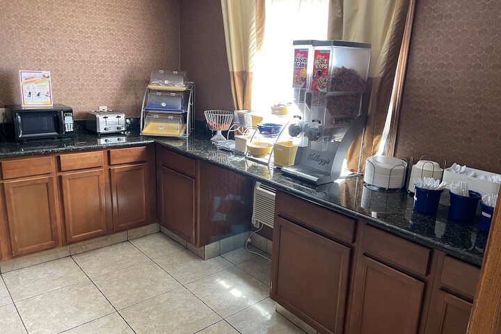 Days Inn & Suites by Wyndham Waterloo