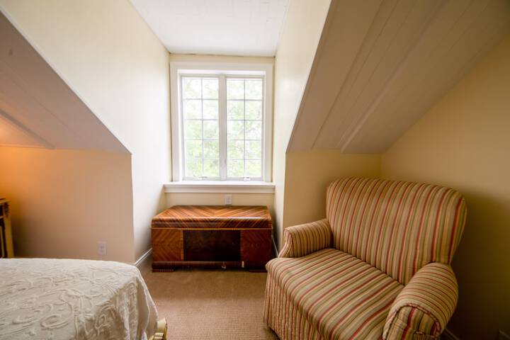 Room 26 of 46