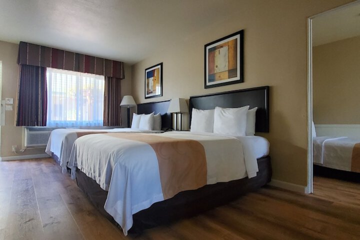 Room 35 of 76