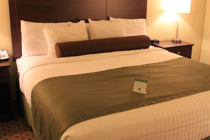 Castle Rock Inn & Suites