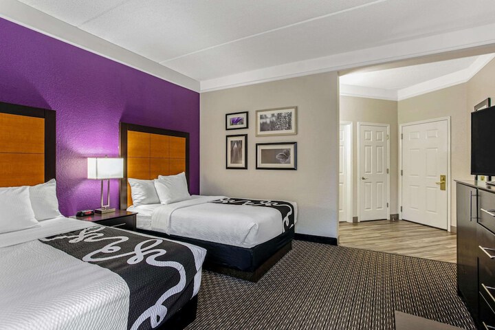 Room 52 of 77