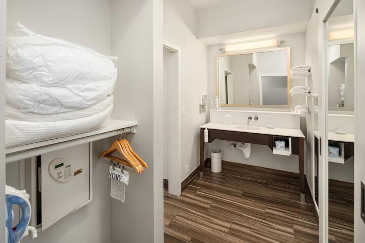Hampton Inn & Suites Seattle-North / Lynnwood