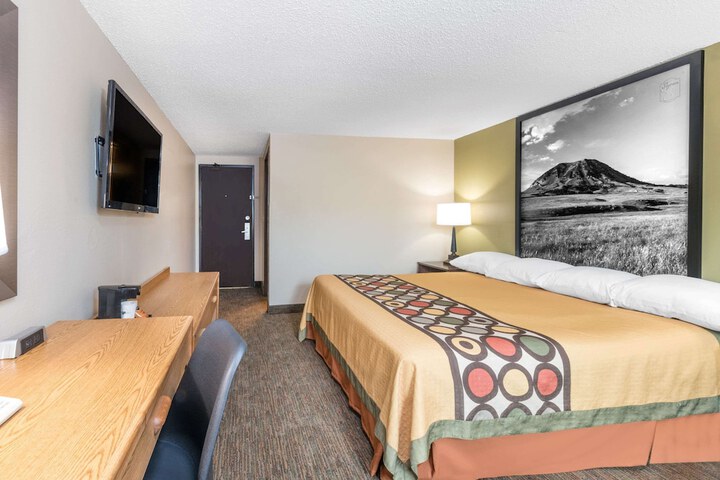 Room 11 of 16