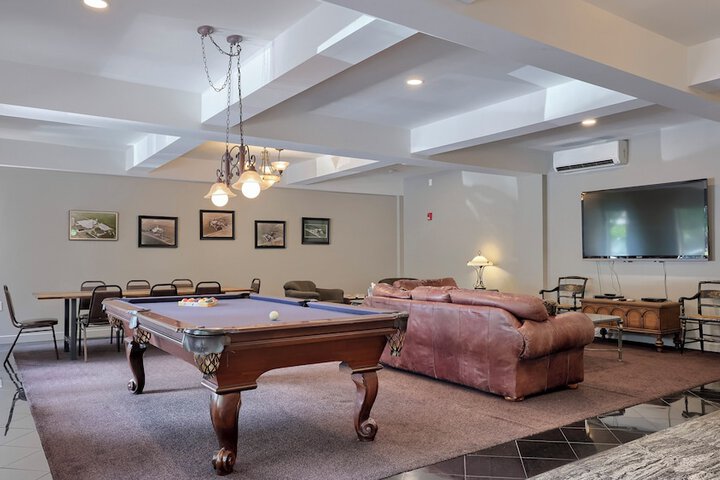 Twin Pine Manor Bed & Breakfast