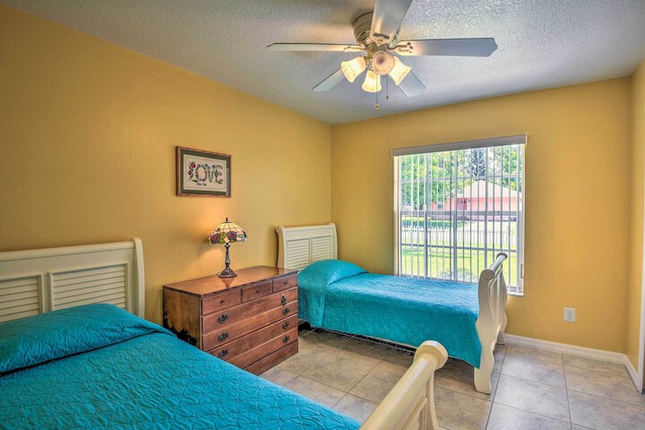 Cozy Coastal Retreat w / Grill 5 Mi to Beach