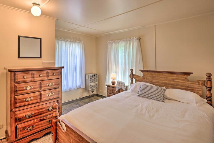 Walk to Beach Marina & Town! Lake Ontario Getaway
