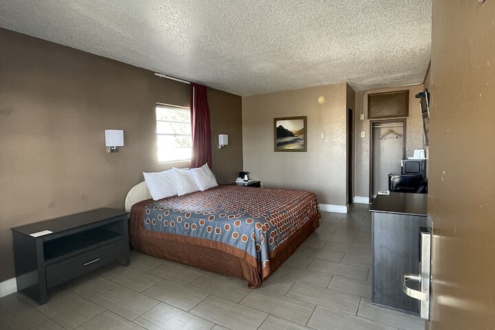 Room 7 of 19