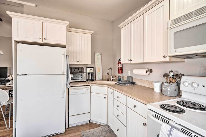 Bright Belmar Cottage Half Mi to Boardwalk!