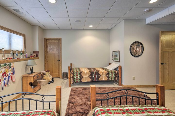 Pet-friendly Family Home Situated on Green Lake!