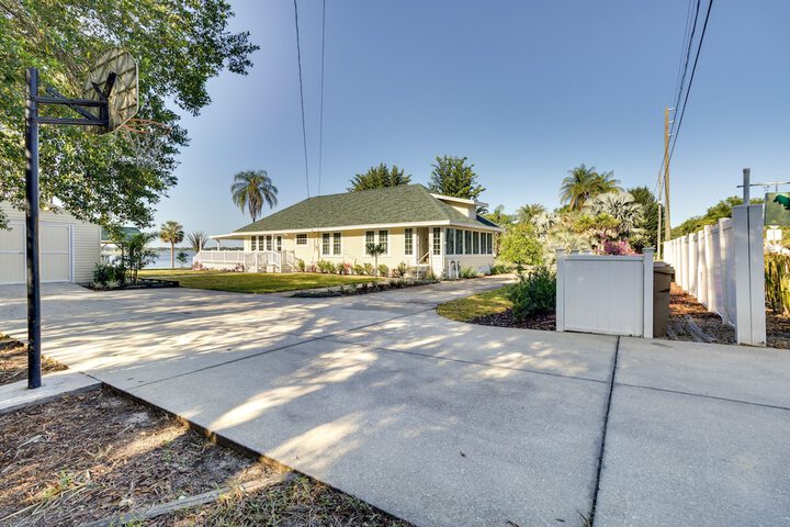 Lakefront Tavares Home w / Deck Patio & Dock!