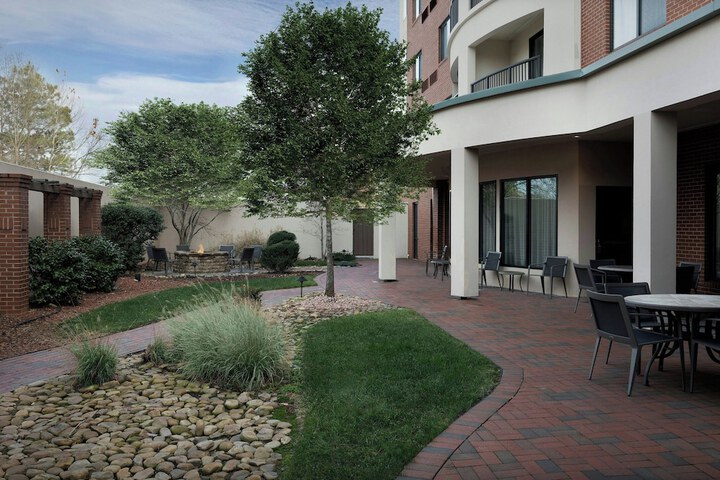 Courtyard by Marriott Greensboro Airport
