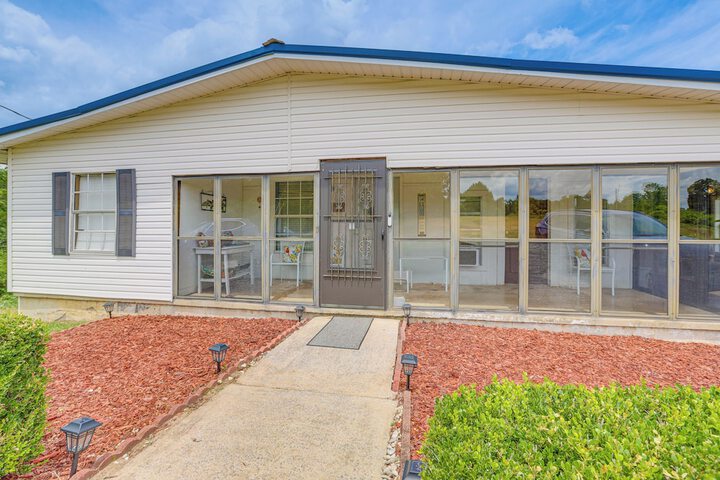 Clanton Cottage w / Charcoal Grill & Porch!
