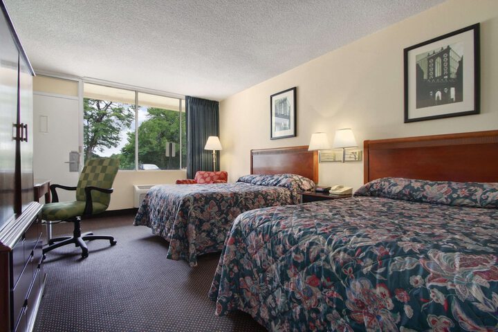 Room 9 of 11